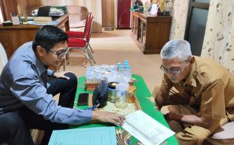 Johan Menunjukkan Rencana Anggaran Belanja (RAB) kepada Sonhadji dalam Kunjungannya di Kantor Bakesbangpol pada Selasa (29/7) siang