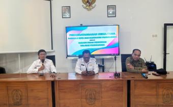 Johan Dwi Angga (kiri), Iwan Triyono (tengah) dan Yongki (kanan) duduk bersama dalam penandatanganan nota kesepahaman (MoU) Dalam Bidang Pendidikan Kepemiluan Dan Demokrasi Serta Pengawasan Partisipatif Di Lingkungan Pendidikan, di Aula Kantor Cabang Dinas Pendidikan pada Rabu (27/8)