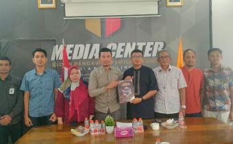 Radfan Faisal menyerahkan Laporan Hasil Pilkada Serentak 2024 di Kota Probolinggo kepada Johan Dwi Angga pada Jumat siang, (12/9) di Kantor Sekretariat Bawaslu Kota Probolinggo