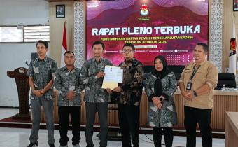 KPU Kota Probolinggo serahkan BA Rapat Pleno PDPB Triwulan III Tahun 2025 kepada Bawaslu Kota Probolinggo pada Kamis, (2/10)