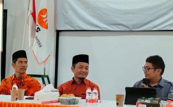 Johan Dwi Angga (kanan), Dasno (tengah) dan Syaiful Rahman (kiri) dalam kunjungan silaturahmi Bawaslu Kota Probolinggo dan diskusi bersama pengurus Partai Keadilan Sejahtera Kota Probolinggo, Senin (6/10)