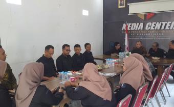 Totok Hariyono saat beri arahan pada jajaran sekretariat Bawaslu Kota Probolinggo, Jum'at (10/10)