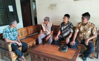 Putut Gunawarman Fitrianta (memakai topi) didampingi staf dalam kunjungannya ke Kwarcab Pramuka Kota Probolinggo pada Kamis (23/10)