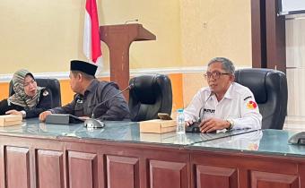 Putut Gunawarman Fitrianta (baju putih) saat berikan sambutan dalam Audiensi Pemutakhiran Data Pemilih Berkelanjutan (PDPB) Triwulan IV Tahun 2025 di Aula Bakesbangpol, Rabu (5/10)