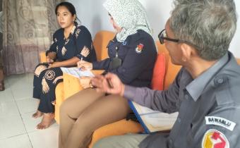 Putut Gunawarman Fitrianta saat Lakukan Pengawasan atas Klarifikasi Warga yang Belum Lakukan Perekaman KTP-el, Selasa (11/11)