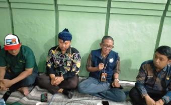 Anggota Bawaslu Kota Probolinggo Putut Gunawarman Fitrainta dan Lurah Kanigaran Mas Arik dalam Forum Warga, Kamis, (20/11)