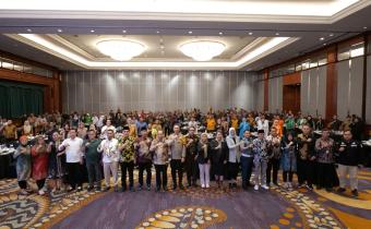 Foto bersama Bawaslu Provinsi Jawa Timur dengan seluruh peserta dan perwakilan Bawaslu Kabupaten/Kota pada penutupan rangkaian Penguatan Kelembagaan bersama Komisi II DPR RI di Surabaya, Kamis (20/11).Foto bersama Bawaslu Provinsi Jawa Timur dengan seluruh peserta dan perwakilan Bawaslu Kabupaten/Kota pada penutupan rangkaian Penguatan Kelembagaan bersama Komisi II DPR RI di Surabaya, Kamis (20/11).