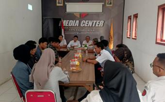 BEM FISIP UPM dalam kunjungannya ke Kantor Bawaslu Kota Probolinggo, Rabu (26/11)