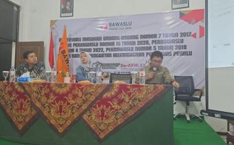 Johan Dwi Angga saat Hadiri Konsolidasi Regulasi Pemilu di Bawaslu Kota Batu, 27-28 November 2025