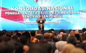 Ketua Bawaslu Rahmat Bagja saat memberikan sambutan dan arahan, di acara Konsolidasi Nasional Penguatan Tata Kelola Kelembagaan Pengawas Pemilu, Senin (8/12/2025) malam