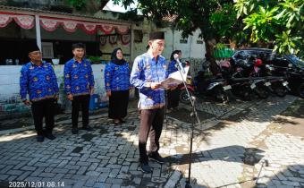 Bayu Wijanarko saat Pimpin Upacara HUT KORPRI ke-54, Senin (1/12) di halaman Kantor Bawaslu Kota Probolinggo