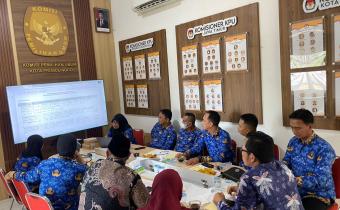 Diskusi di ruang Pimpinan KPU, melibatkan perwakilan dari Bawaslu, Bakesbangpol, Dispendukcapil Kota Probolinggo, Senin (1/12)