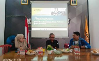 Affandi saat beri paparan terkait penulisan Press Release pada Website  di Media Center Bawaslu Kota Probolinggo, Jumat (12/12)