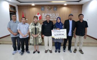 Istri Almarhum Salim Abdul Hamid Staf Bawaslu Kota Probolinggo, Muslikah terima dana kerohiman Bawaslu, Jumat (12/12)