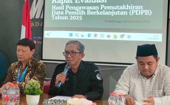 Putut Gunawarman saat bacakan Siaran Pers Hasil Pengawasan PDPB Tahun 2025 pada Jumat, (12/12) di Media Center Bawaslu Kota Probolinggo