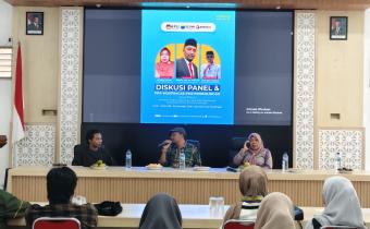 Ade Nurwahyudi (tengah) jadi pembicara dalamdiskusi Panel bersama KPU Kota Probolinggo dan PMII Probolinggo, Selasa (24/12) di Aula KPU Kota Probolinggo