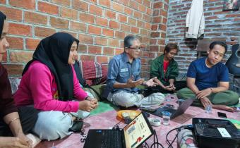 Putut Gunawarman Fitrianta (tengah) saat jadi pembicara Bahaya Politik Uang bagi Mahasiswa dan Peran Mahasiswa dalam Menegakkan Nilai-nilai Demokrasi, Selasa (23/12) di Sekretariat  GMNI Probolinggo