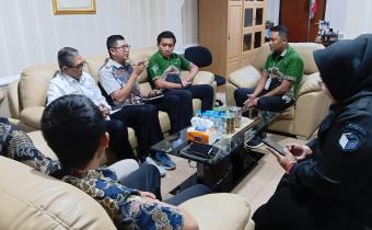 Johan Dwi Angga (tengah) saat menyampaikan 3 poin penting pembahasan kepada bagian Hukum Pemerintah Kota Probolinggo, Kamis (8/1)