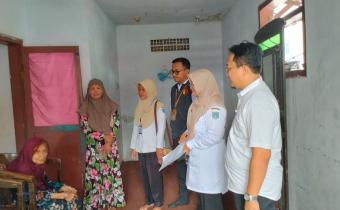 Tim Bawaslu Kota Probolinggo saat Awasi Pembersihan Data Anomali Bersama Dispendukcapil Kota Probolinggo, Rabu (28/1)