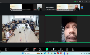 Ade Nurwahyudi Anggota Bawaslu Kota Probolinggo saat ikuti zoom meeting Evaluasi Pemutakhiran Data Parpol, Senin (9/2)