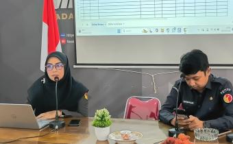 Arsiparis Bawaslu Kota Probolinggo Uswatun Hasanah saat berikan sosialisasi Perbawaslu 14 tahun 2020 di Media Center Bawaslu Kota Probolinggo, Senin (2/2)