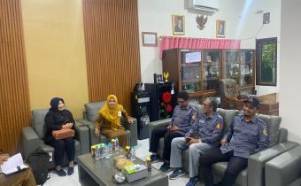 Jajaran Pimpinan Bawaslu Kota Probolinggo saat lakukan Audiensi dengan Ketua Kwarcab Pramuka Kota Probolinggo, Ninik Ira Wibawati, Senin (9/2/2026)