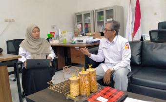 Putut Gunawarman Fitrianta saat menemui Waka Kurikulum Sekolah Rakyat Terintegrasi 7 Probolinggo, Rismeia pada Rabu, (4/3)