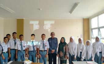 Putut Gunawarman Fitrianta bersama para siswa Sekolah Rakyat Terintegrasi 7 Kota Probolinggo, Selasa (10/3)