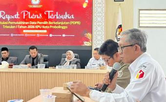 Putut Gunawarman saat beri tanggapan dalam Rapat Pleno PDPB Triwulan I 2026 di Aula KPU Kota Probolinggo ada Kamis (2/4/2026)