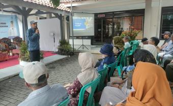Ade Nurwahyudi saat berikan sosialisasi penegakkan nilai-nilai demokrasi dalam kegiatan Pokmas Kelurahan Tisnonegaran, pada Selasa (7/4/2026)