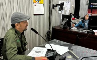 Ade Nurwahyudi saat siarkan Netralitas ASN di Radio Suara Kota Probolinggo, (9/4/2026)