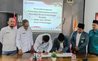 Momentum teken MoU Bawaslu bersama IPNU-IPPNU di Ruang Media Center Bawaslu Kota Probolinggo, Rabu (15/4/2026)