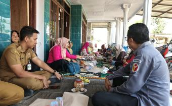 Johan Hadir ditengah kegiatan Posyandu di Kelurahan Kareng Lor bahas demokrasi kepemiluan pada Senin (22/6)