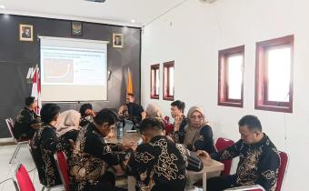 Suasana Diskusi Keterwakilan Perempuan Berdasarkan Putusan Mahkamah Konstitusi Nomor 128/PUU-XXIV/2026" di Kantor Sekretariat Bawaslu Kota Probolinggo, Kamis (9/7/2026)
