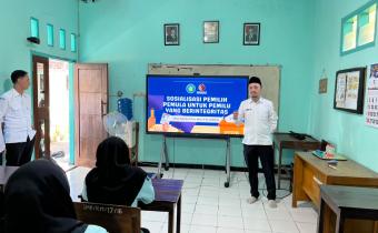 Ade Nur Wahyudi saat beri edukasi kepemiluan di SMK Raudlatul Muta'allimien pada Rabu (15/7/2026)