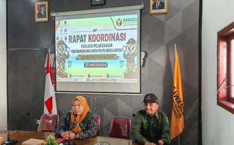 Anggota Bawaslu-KPU bahas evaluasi PDPP Semester 1 pada Kamis (16/7/2026) di kantor Bawaslu Kota Probolinggo