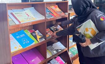 Staf Sekretariat memastikan Pojok Pengawasan di Perpustakaan Kota Probolinggo tetap terawat dan koleksi bukunya dapat diperbarui, Senin (20/7/2026)