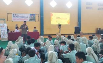 Johan Dwi Angga berikan edukasi pengawasan ke pemilih pemula pada Rabu, (26/8/2026) di SMAN 2 Kota Probolinggo