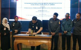 Wali Kota Probolinggo, Aminuddin Tanda Tangani Nota Kesepakatan bersama Ketua Bawaslu Kota Probolinggo, pada Selasa (8/9/2026)
