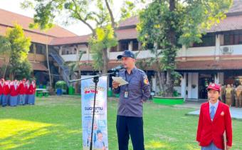 Ade Nurwahyudi Berdiri sebagai Pembina Apel di SMKN 1 Kota Probolinggo, pada Senin (14/9/2026)