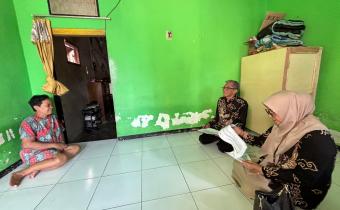 Putut Gunawarman didampingi Staf Sekretariat Wawancarai Langsung Warga Jati dalam Kegiatan Uji Petik Riset Pemetaan Kerawanan pada 8-9 Oktober 2026